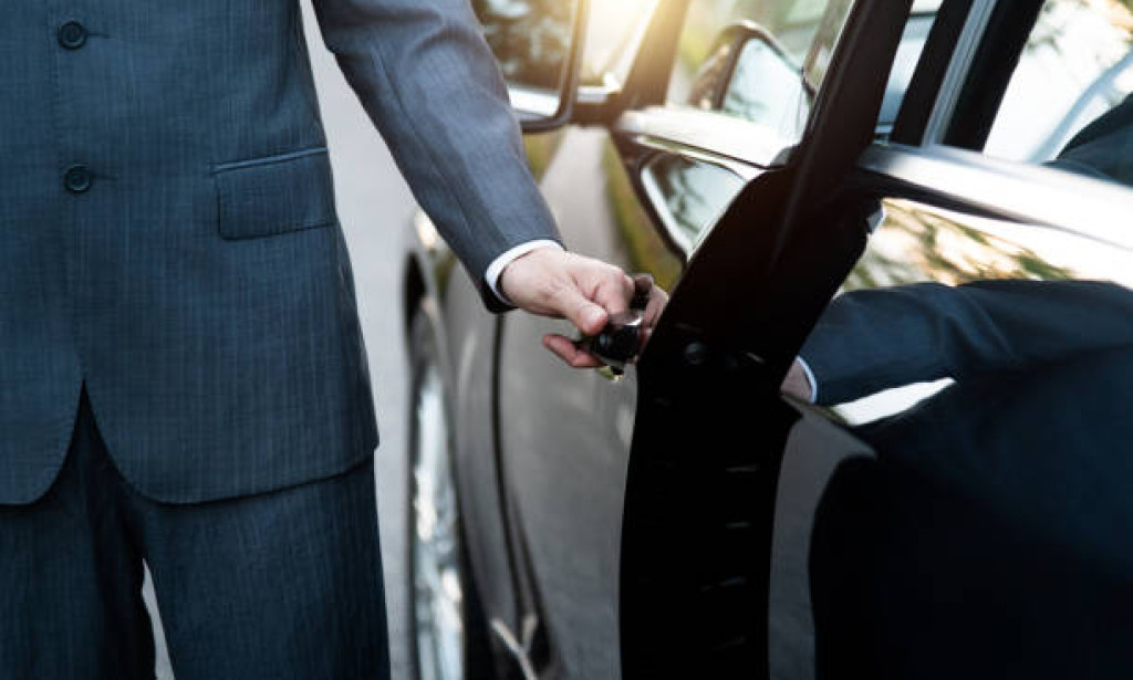 What Are the Top Reasons to Use a Chauffeur Service in Bad Weather?