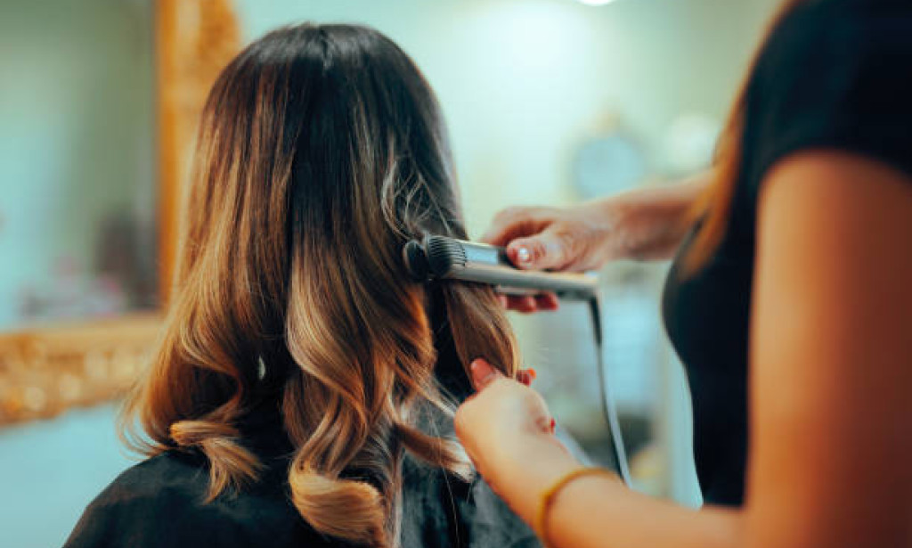 How to Choose a Hair Salon for Hair Extensions That Looks Natural