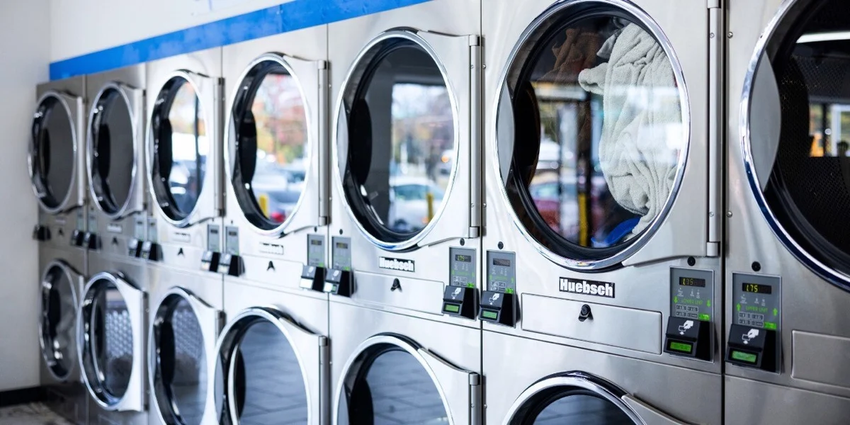 Why a Laundromat Is a Must-Use for Winter Blankets and Jackets - London Connected