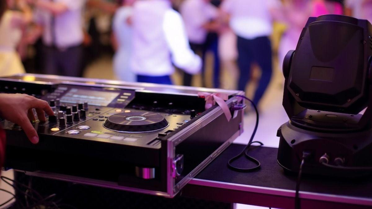 How a DJ Service Sets the Mood for Different Wedding Moments |...