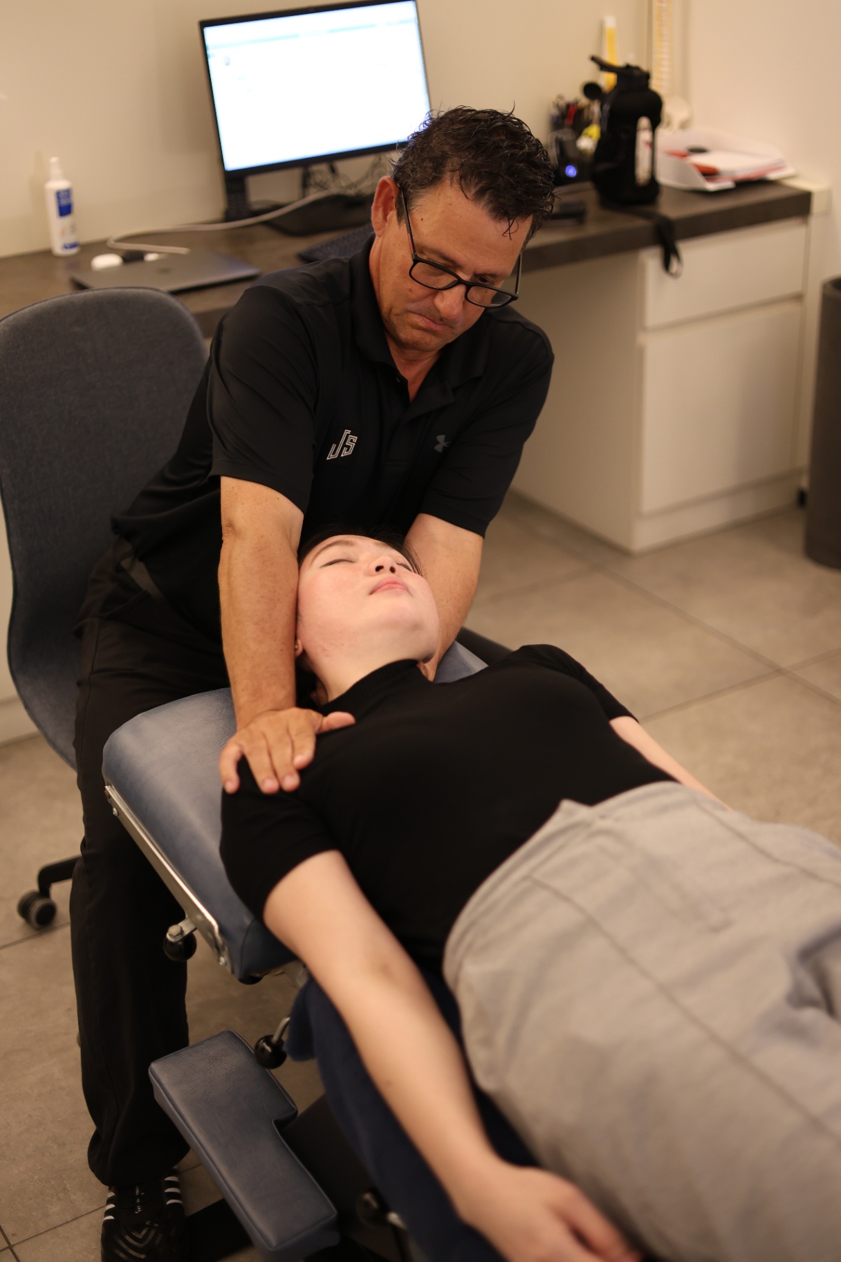 Osteopath Near Me: A Complete Guide to Natural Pain Relief and Long-Term Healing - Osteopathy In Full Swing